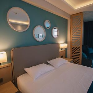 Junior Suite Shared Pool